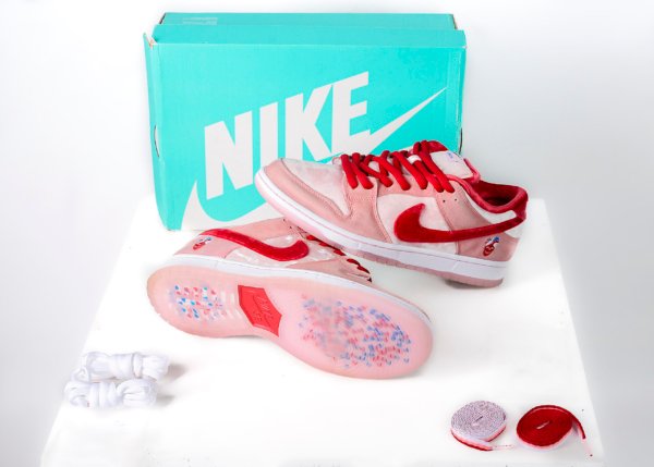 46 Nike SB Dunk Low "StrangeLove Skateboards"